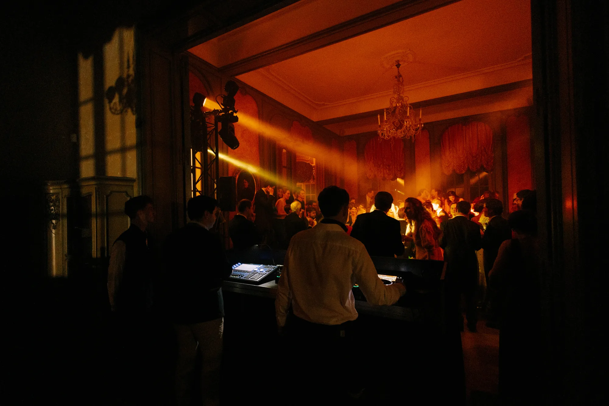 Château illuminé de nuit, vue extérieure