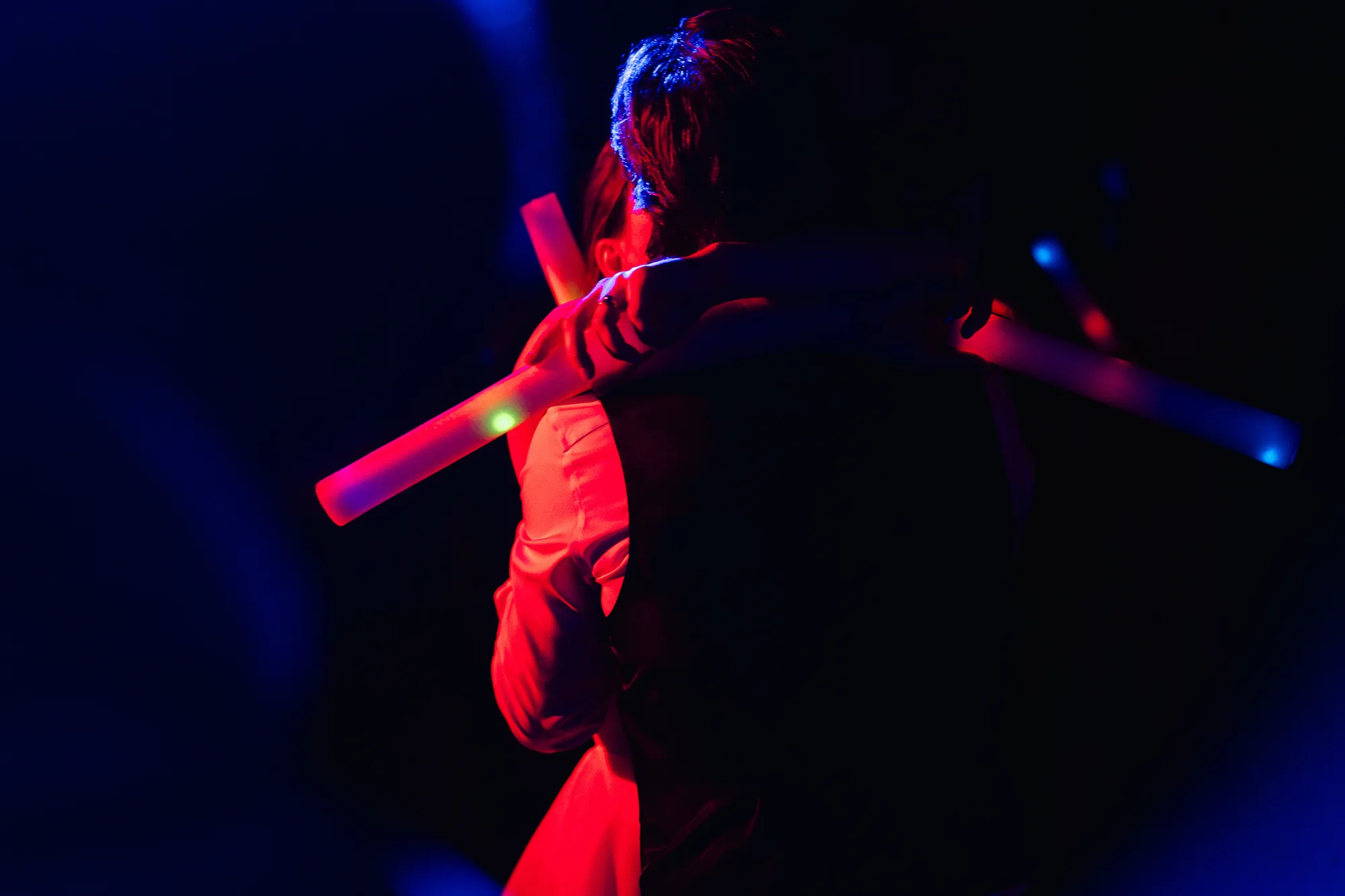 Artiste / chanteuse en robe rouge sur scène