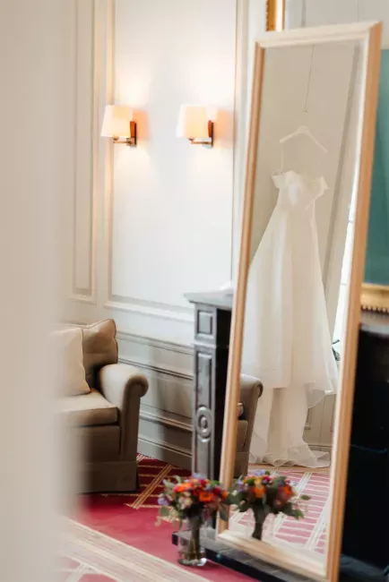 Miroir plein pied avec appliques murales, fleurs roses et décoration minimaliste